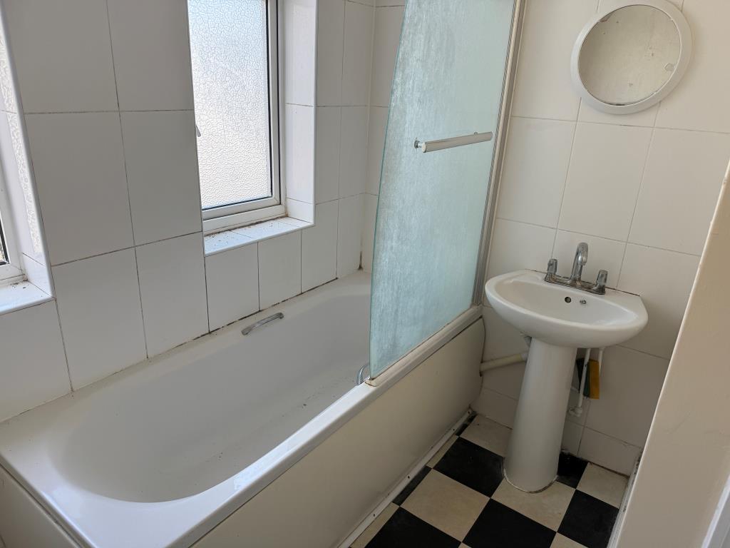 Lot: 96 - FREEHOLD VACANT SHOP AND MAISONETTE IN NEED OF REFURBISHMENT AND REPAIR -